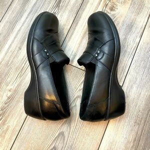 CLARKS May Marigold Black Leather Slip-On Shoes | Size 8.5